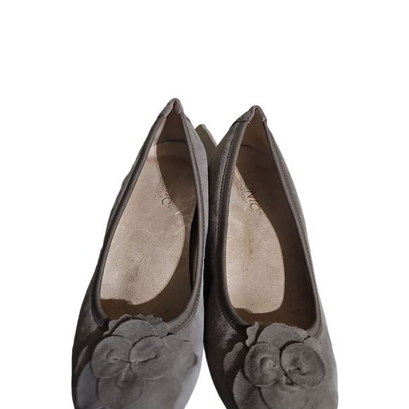 SOLD!! VIONIC "Hayes" Taupe Suede Wedge - Size 7 - Picture 2 of 8